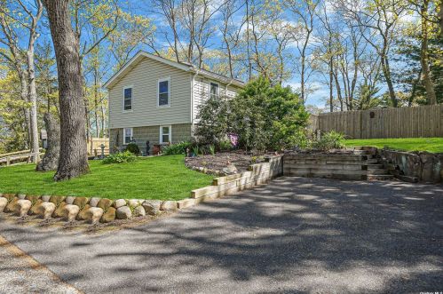 27 Bayville Dr, Scotts Beach, NY 11789-2714