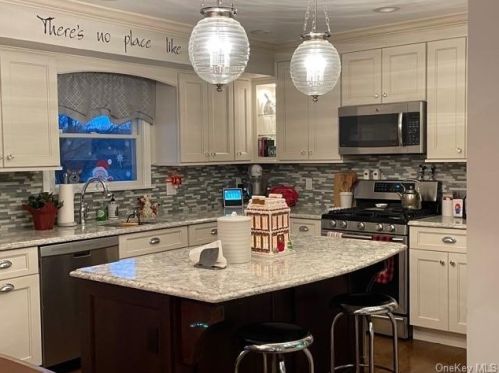 16 Locust Dr, Thiells NY  10984-1405 exterior