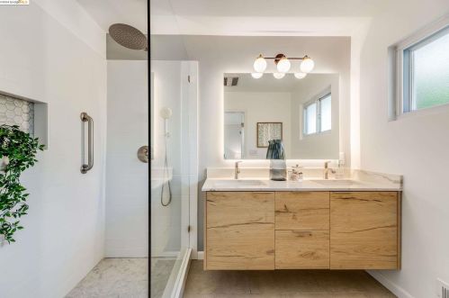 8410 Aster Ave, Oakland CA  94605-4104 exterior