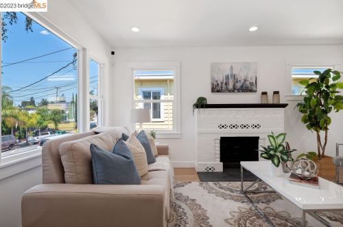 5018 Congress Ave, Oakland CA 94601-5405 exterior