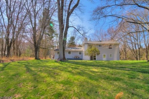 1 Pinewood Ct, Flemington NJ 08822-4909 exterior