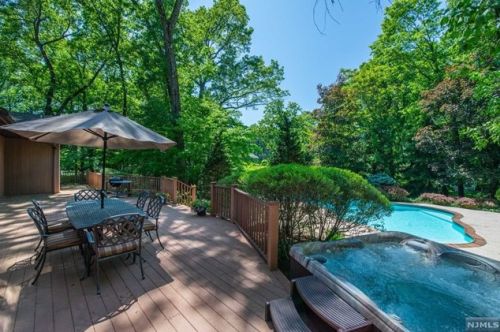 902 Briarwoods Rd, Franklin Lakes NJ  07417-1106 exterior