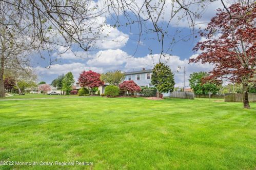 2 Lighthouse Dr, East Freehold, NJ 07728-1384