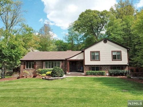 40 Stonefence Rd, Oakland, NJ 07436-1607