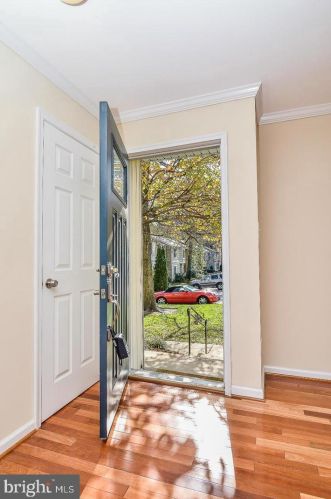 6047 Forrest Hollow Ln, Springfield VA  22152-1431 exterior