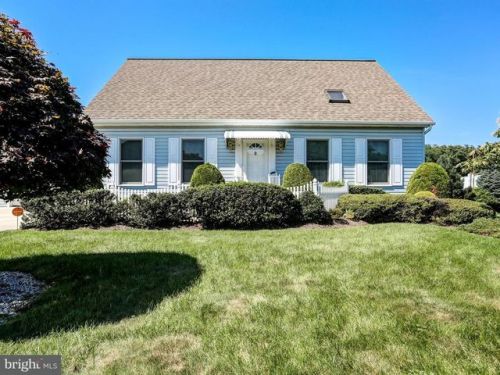 912 Manor Dr, Harrisburg, PA 17113-1400
