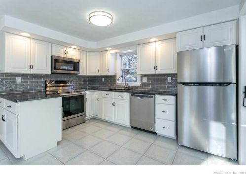 24 Hotchkiss Rd, Farmington CT  06032-2810 exterior