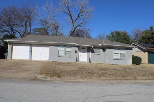 6705 Yosemite Dr, Fort Worth, TX 76112-5238