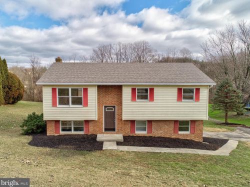 57 Panorama Ln, Hanover PA  17331-8410 exterior