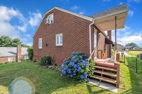 155 Warren Dr, New Kensington PA  15068-5240 exterior