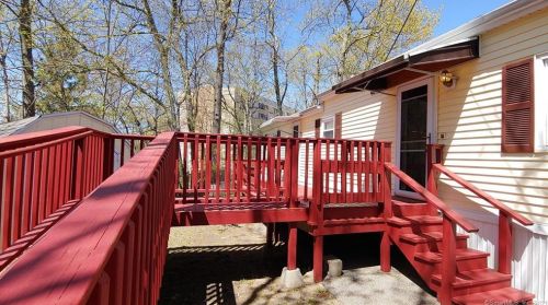 20 Mountain Dr, Huntington, CT 06484-4728