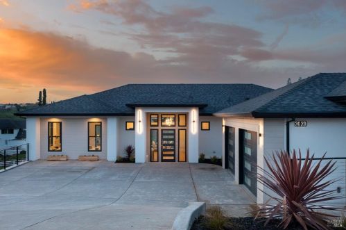 3623 Crescent Cir, Santa Rosa, CA 95403-0914