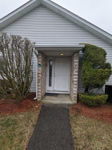 1011 Williamsburg Cir, Warwick RI  02886-1744 exterior