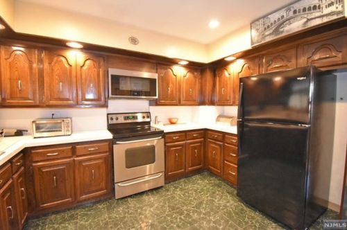 26 Elmwood Ter, Elmwood Park NJ  07407-1729 exterior