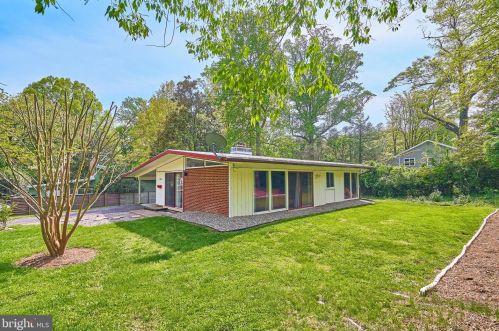 3304 Brandy Ct, Falls Church, VA 22042-3757