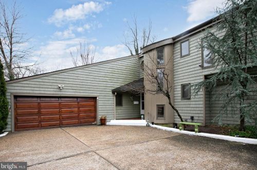 271 Park Dr, Camden, NJ 08108-1738