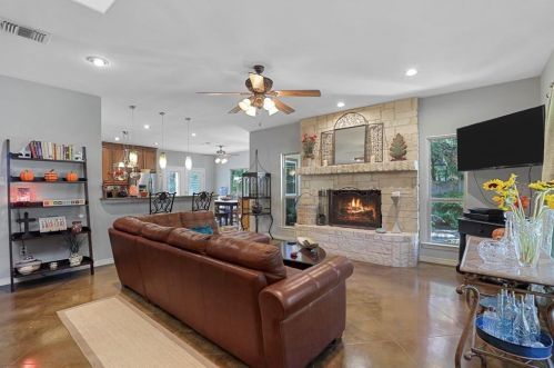 707 Main St, Waxahachie TX  75165-3233 exterior