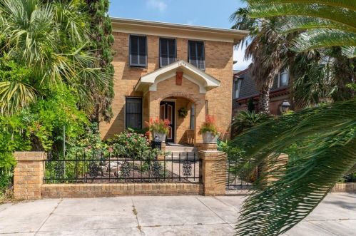 1624 Church St, Galveston, TX 77550-4820