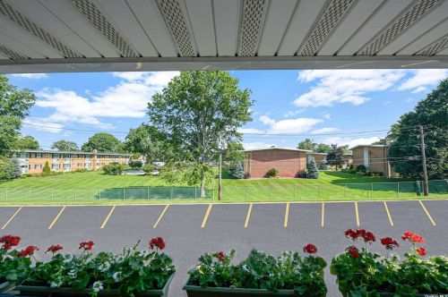 17 Springwood Dr, Babylon NY  11703-5004 exterior