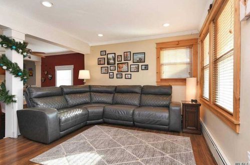 324 4 St, Elwood NY  11731-2930 exterior