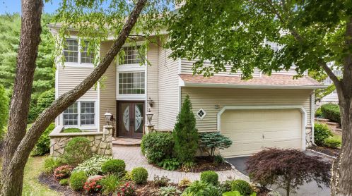 96 Sagamore Dr, Hicksville, NY 11803-1522