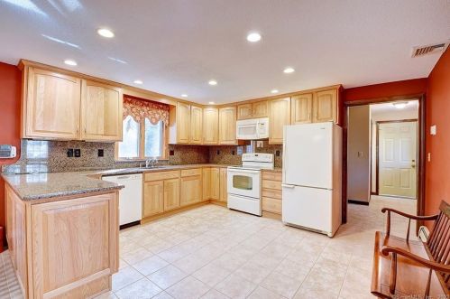 523 Chimney Sweep Hill Rd, Glastonbury, CT 06033-3927
