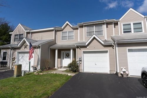 9 Deer Crossing Dr, Fishkill, NY 12524-1349