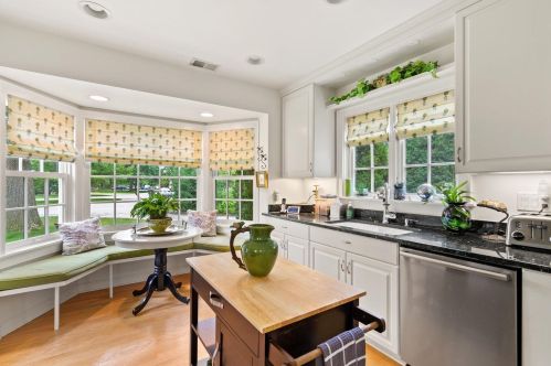 6421 Berkeley Blvd, Milwaukee WI  53217-4227 exterior