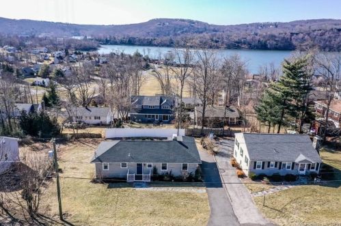 22 Skyline Dr, Brookfield Center, CT 06804-1422
