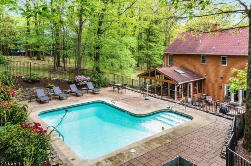 540 Brian Dean Dr, Glen Gardner, NJ 08826-3535
