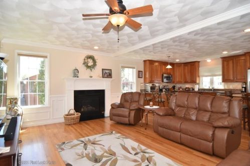 44 Boulevard Ave, Lincoln RI  02865-2108 exterior