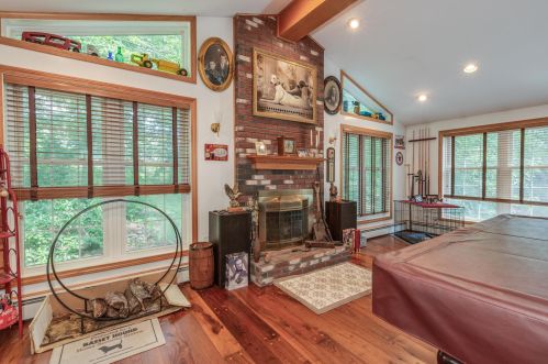 4 Rockwood Ln, Londonderry NH  03053-6104 exterior