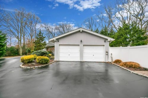 22 Stonywell Ct, Huntington Station NY  11746-5423 exterior