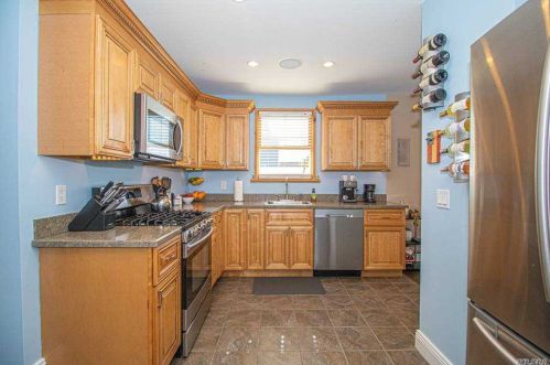 104 Erie Ave, North Lindenhurst, NY 11757-4147