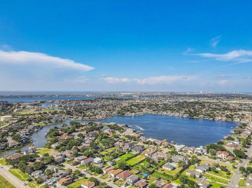 2801 Dominique Dr, Galveston TX 77551-1570 exterior