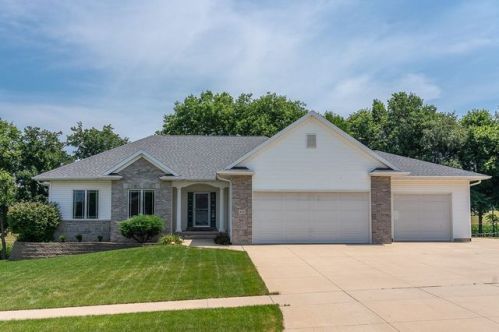 434 Sunset Dr, Fairfax, IA 52228-9536