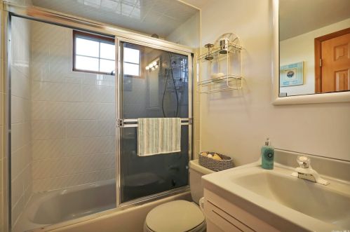 19 Riverdale Ave, Oakdale NY  11769-1544 exterior