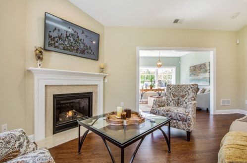 30 Albert St, Auburn, MA 01501-1303