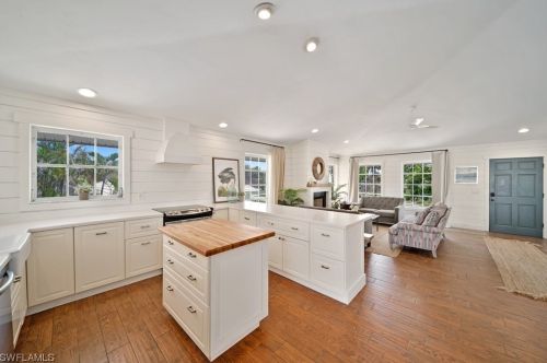 220 Palm Lk Dr, Sanibel FL 33957-5601 exterior