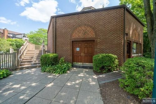 9 Lawrence Ct, Teaneck NJ  07666-6489 exterior