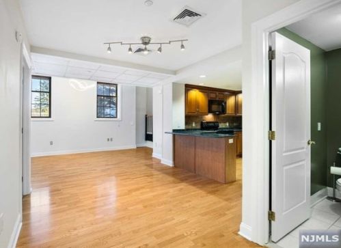 1207 Rio Vista Dr, Mahwah, NJ 07430-4501