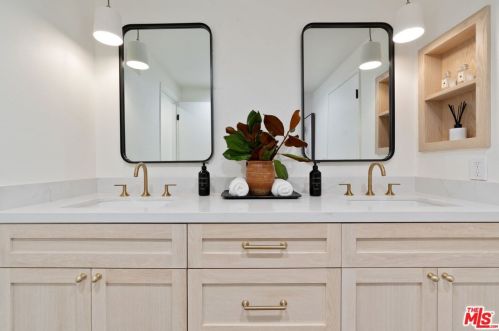 27041 Esward Dr, Calabasas CA  91301-2322 exterior