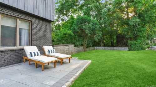 132 Woodland Dr, Pleasantville NY  10570-3612 exterior
