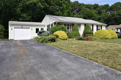 93 Crane St, Warwick, RI 02889-8216