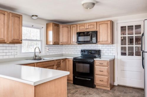 21 Sylvan Rd, North Hampton, NH 03862-2139