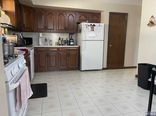 440 6th St, Palisades Park NJ  07650-2469 exterior
