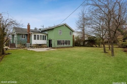 76 Shelbourne Ln, New Hyde Park NY  11040-1044 exterior