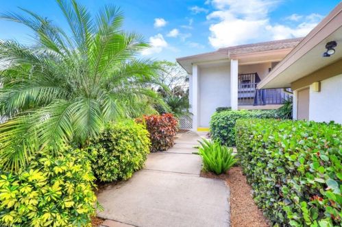 560 Retreat Dr, Naples, FL 34110-8017