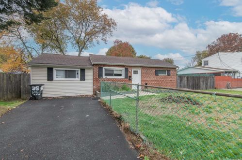 25 Willow St, Central Islip, NY 11722-3844