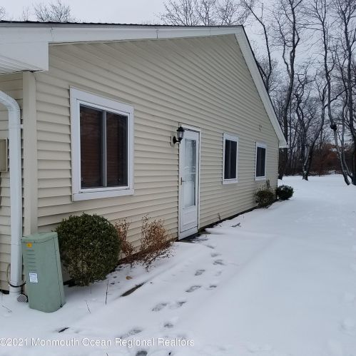 10 Debbie Dr, Bricktown, NJ 08724-1479